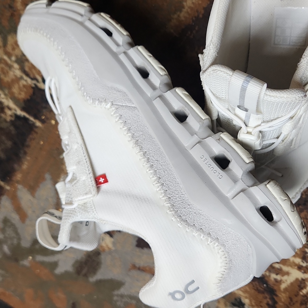 On Running Women's White Athletic Shoes - Picture 3 of 11